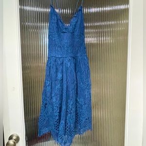 Navy V-neck Lace Dress. New with tags. Size Large.